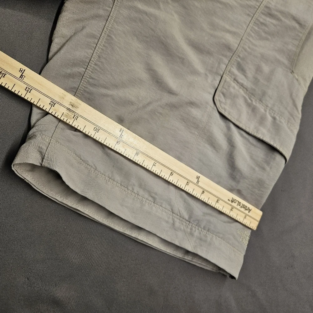 The North Face Nylon Cargo Hiking Shorts MENS SZ L Beige Pockets Belted Outdoors